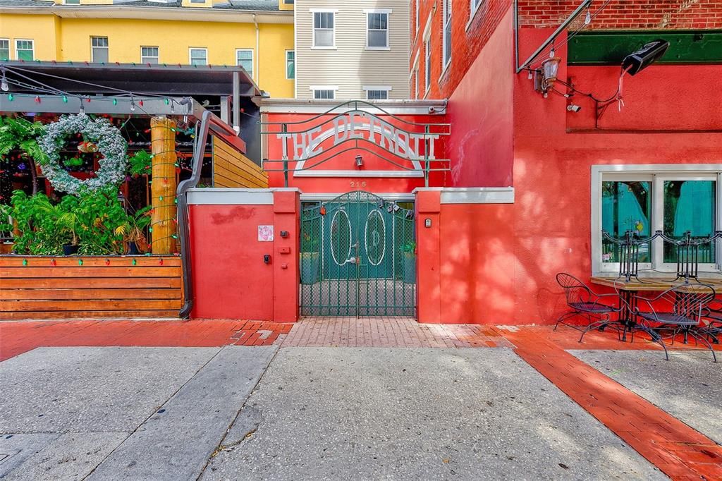 出租: $2,300 (1 贝兹, 1 浴室, 807 平方英尺)