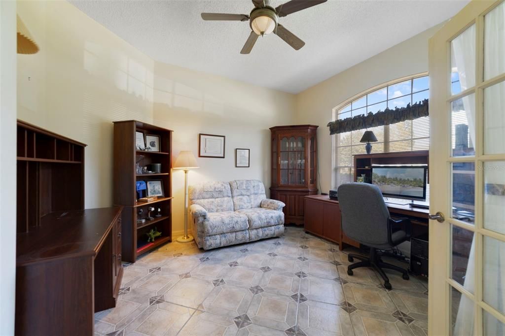 For Sale: $550,000 (4 beds, 2 baths, 2525 Square Feet)