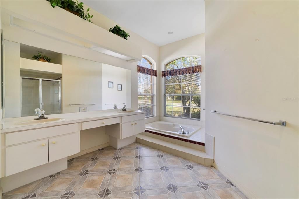 For Sale: $550,000 (4 beds, 2 baths, 2525 Square Feet)