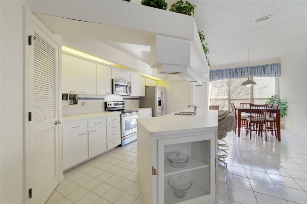 For Sale: $550,000 (4 beds, 2 baths, 2525 Square Feet)