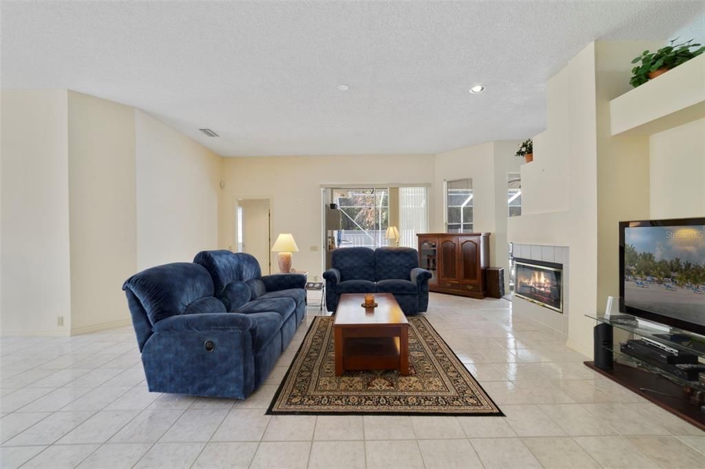 For Sale: $550,000 (4 beds, 2 baths, 2525 Square Feet)