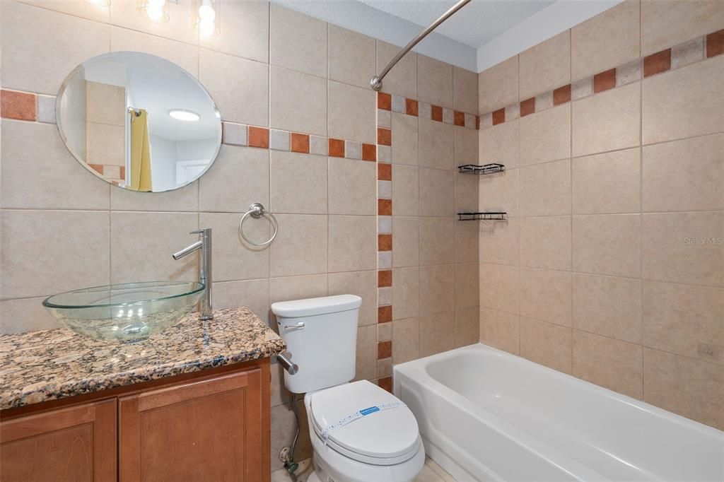 На продажу: $300,000 (2 спален, 2 ванн, 1075 Квадратных фут)