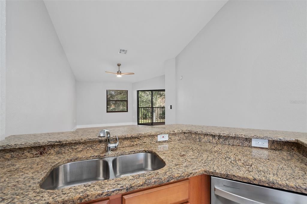 На продажу: $300,000 (2 спален, 2 ванн, 1075 Квадратных фут)