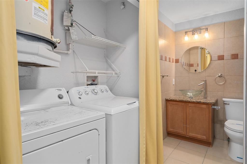 На продажу: $300,000 (2 спален, 2 ванн, 1075 Квадратных фут)