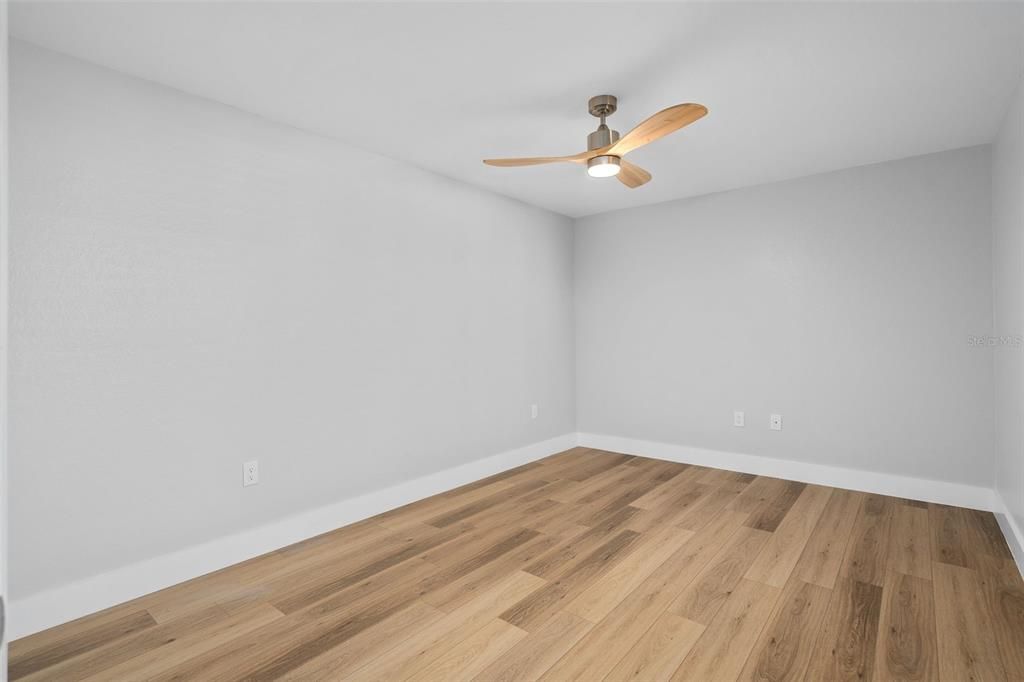 На продажу: $300,000 (2 спален, 2 ванн, 1075 Квадратных фут)