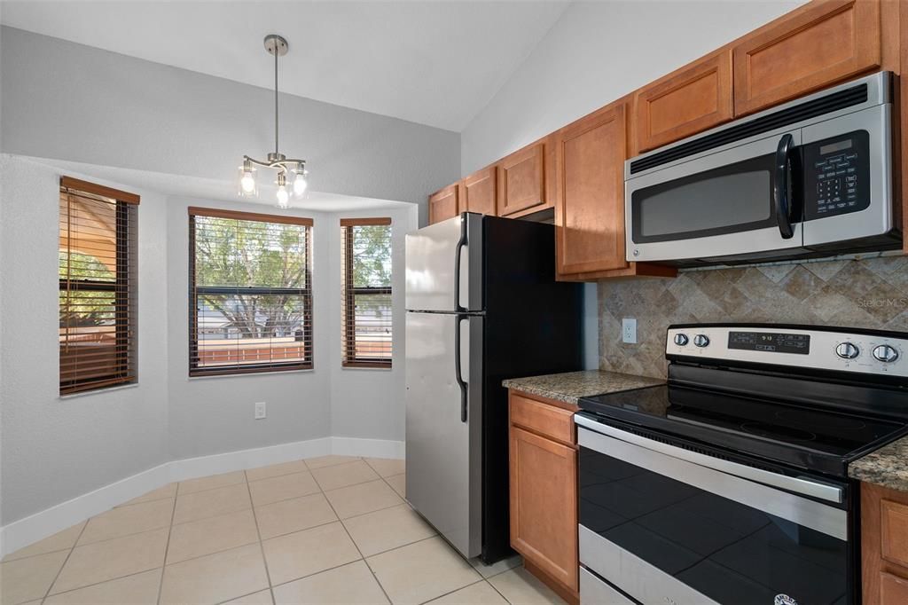 На продажу: $300,000 (2 спален, 2 ванн, 1075 Квадратных фут)