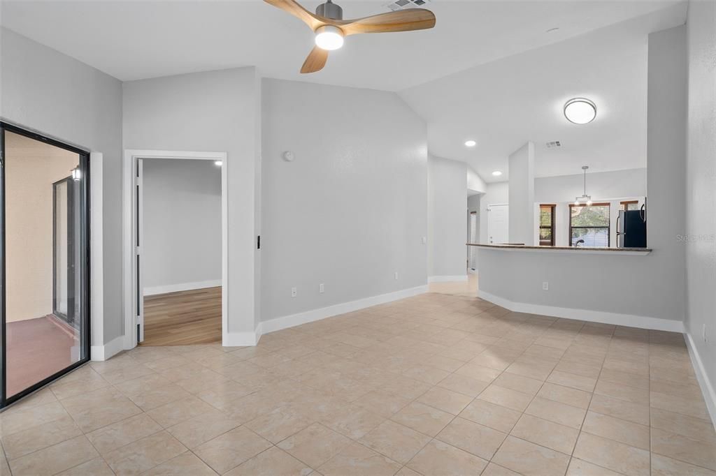 На продажу: $300,000 (2 спален, 2 ванн, 1075 Квадратных фут)