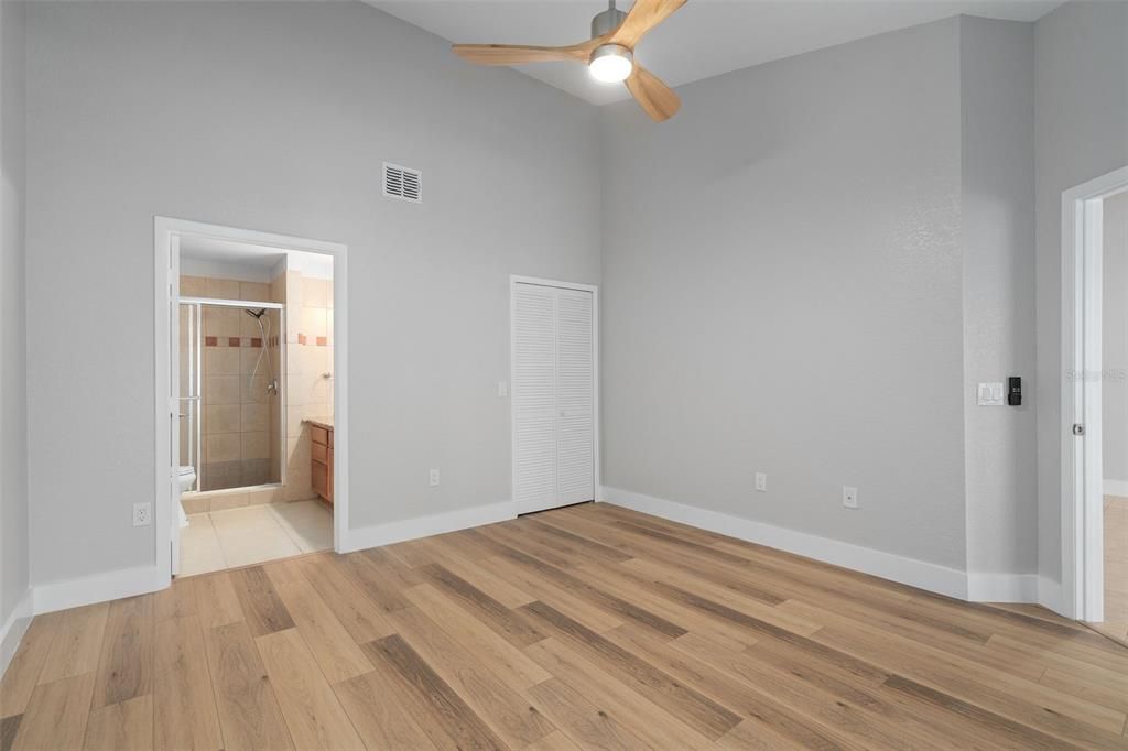 На продажу: $300,000 (2 спален, 2 ванн, 1075 Квадратных фут)