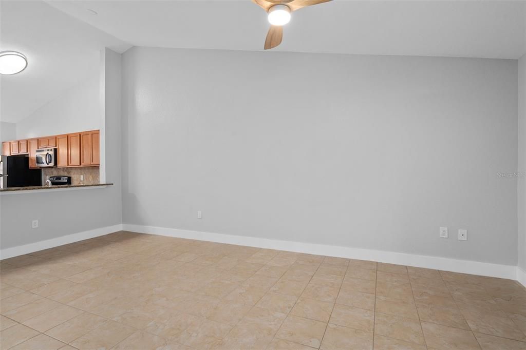 На продажу: $300,000 (2 спален, 2 ванн, 1075 Квадратных фут)