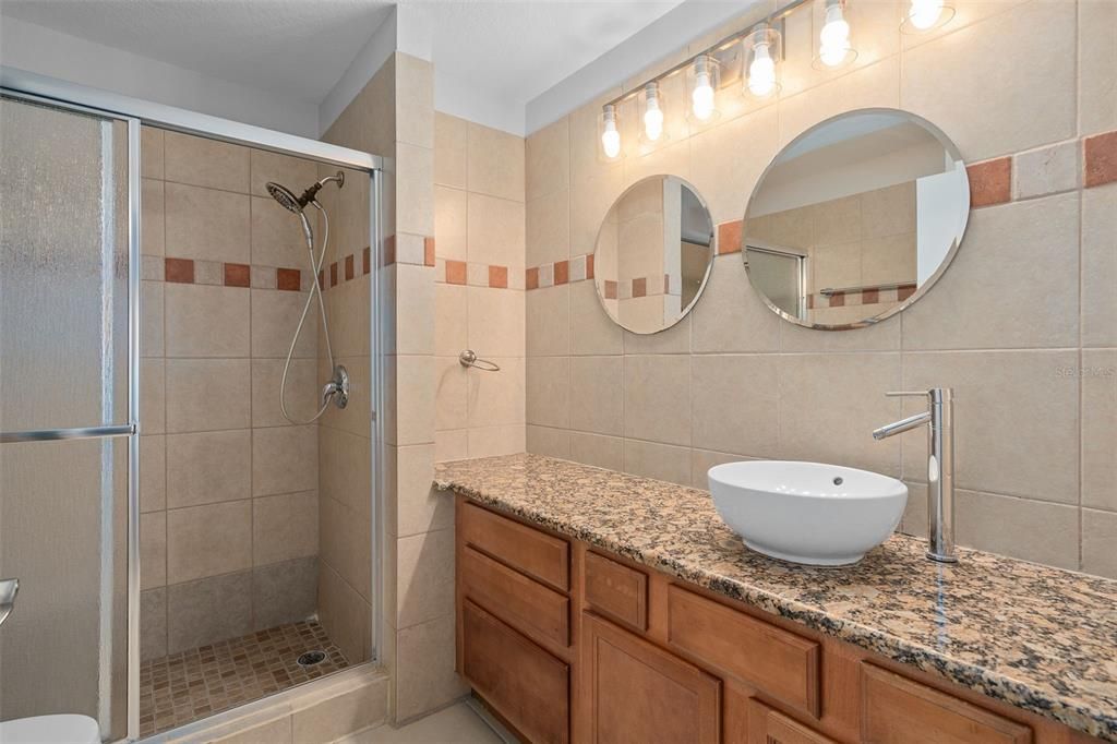 На продажу: $300,000 (2 спален, 2 ванн, 1075 Квадратных фут)