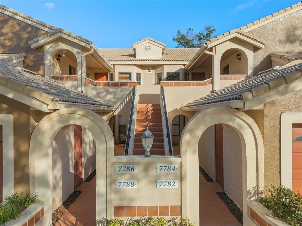 На продажу: $300,000 (2 спален, 2 ванн, 1075 Квадратных фут)