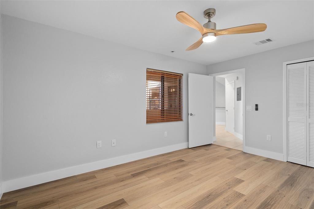 На продажу: $300,000 (2 спален, 2 ванн, 1075 Квадратных фут)