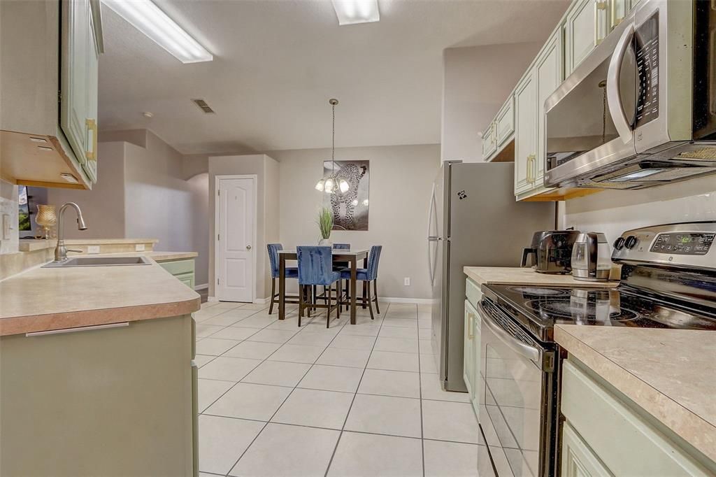 En Venta: $369,995 (4 camas, 2 baños, 1912 Pies cuadrados)