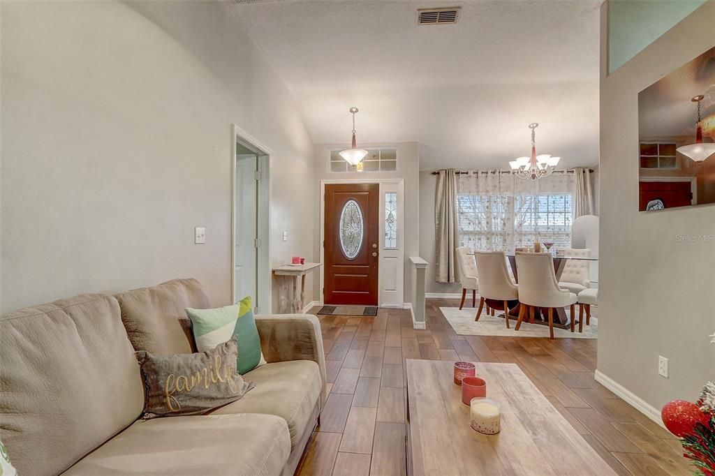 En Venta: $369,995 (4 camas, 2 baños, 1912 Pies cuadrados)