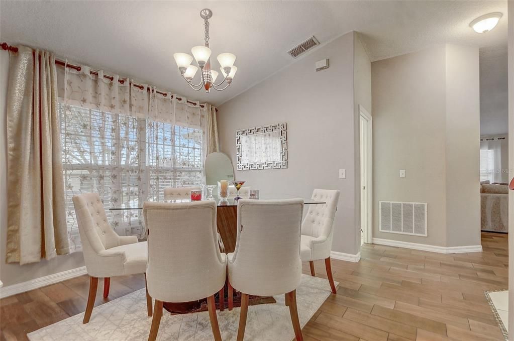 En Venta: $369,995 (4 camas, 2 baños, 1912 Pies cuadrados)