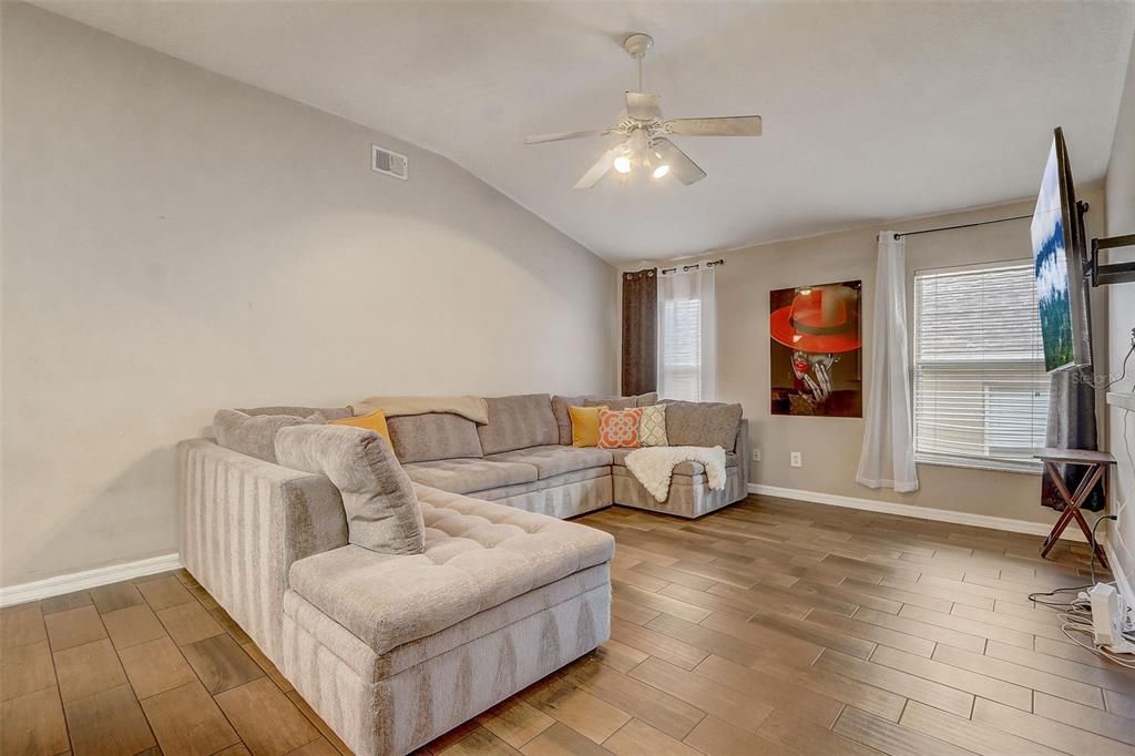 En Venta: $369,995 (4 camas, 2 baños, 1912 Pies cuadrados)