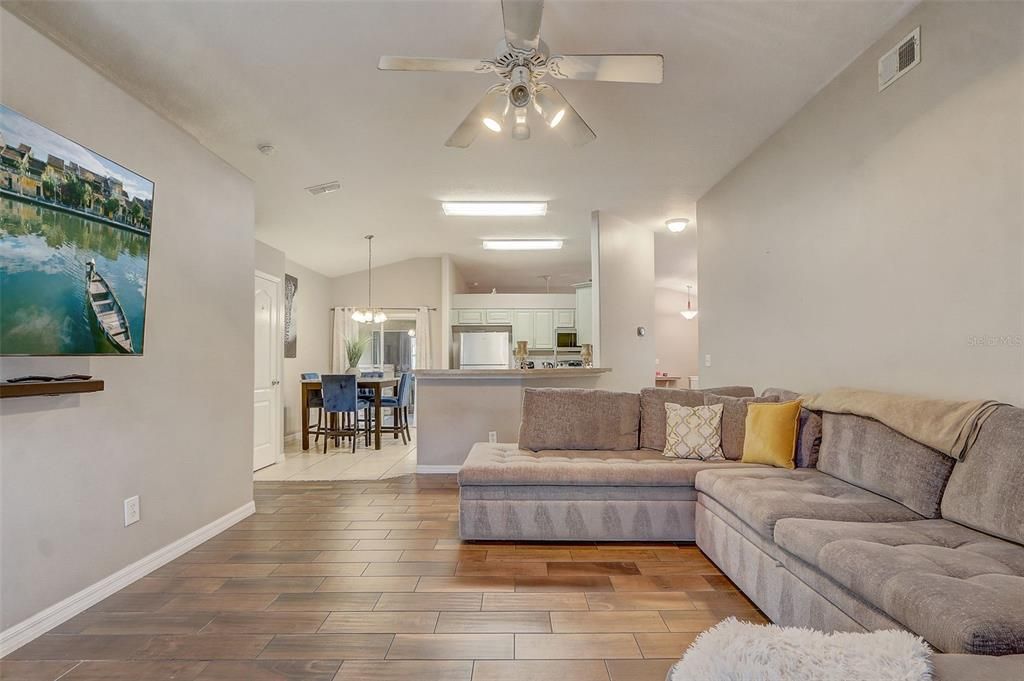 En Venta: $369,995 (4 camas, 2 baños, 1912 Pies cuadrados)