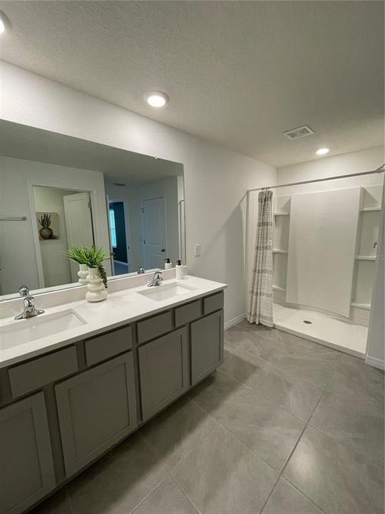 For Rent: $2,850 (4 beds, 2 baths, 2305 Square Feet)