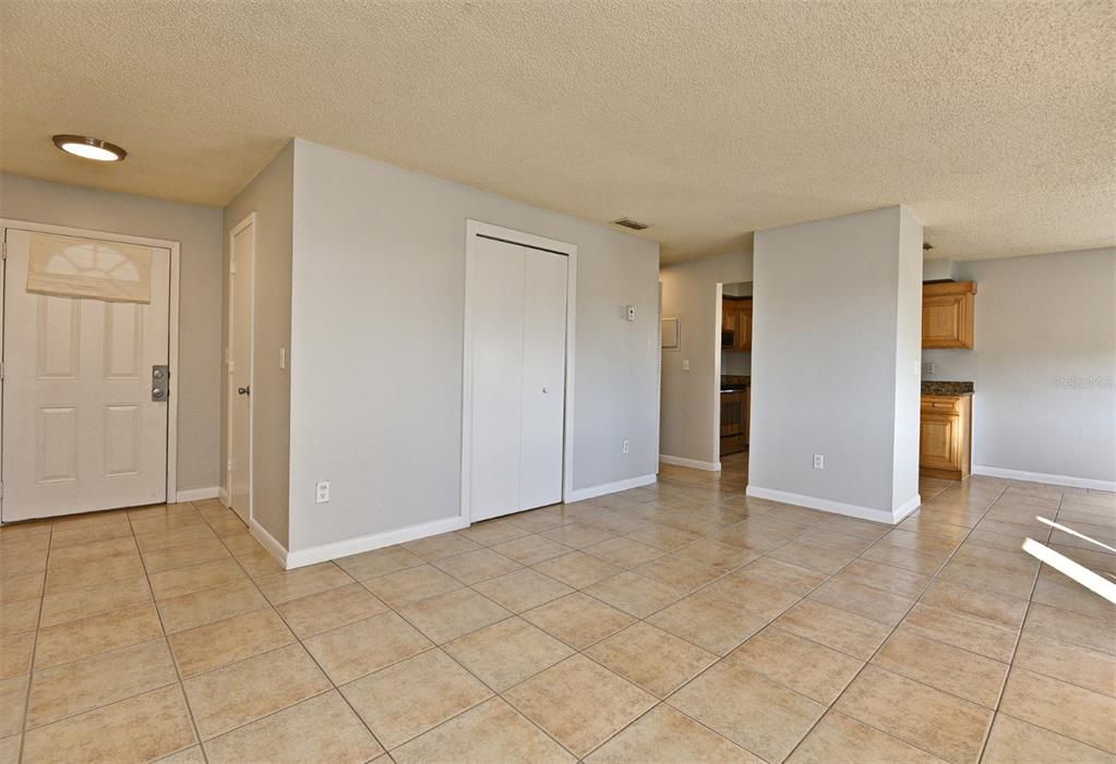 出租: $1,295 (2 贝兹, 1 浴室, 909 平方英尺)