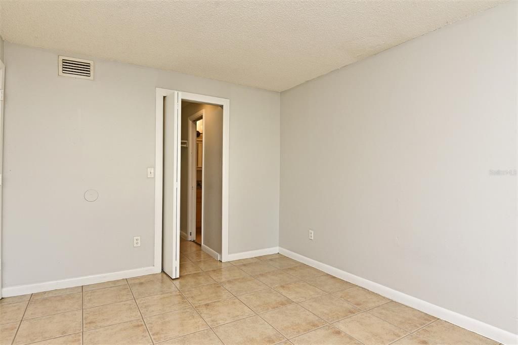 出租: $1,295 (2 贝兹, 1 浴室, 909 平方英尺)