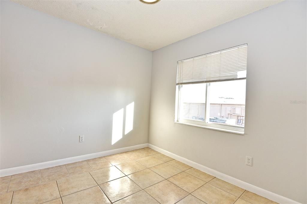 出租: $1,295 (2 贝兹, 1 浴室, 909 平方英尺)