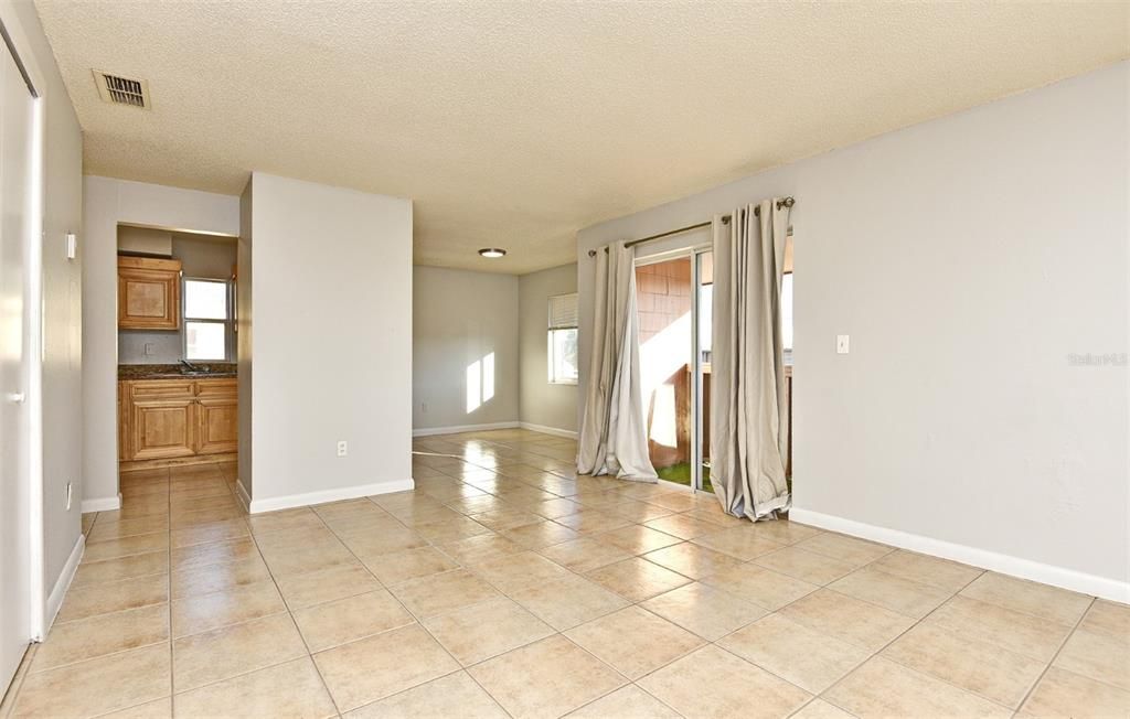 出租: $1,295 (2 贝兹, 1 浴室, 909 平方英尺)