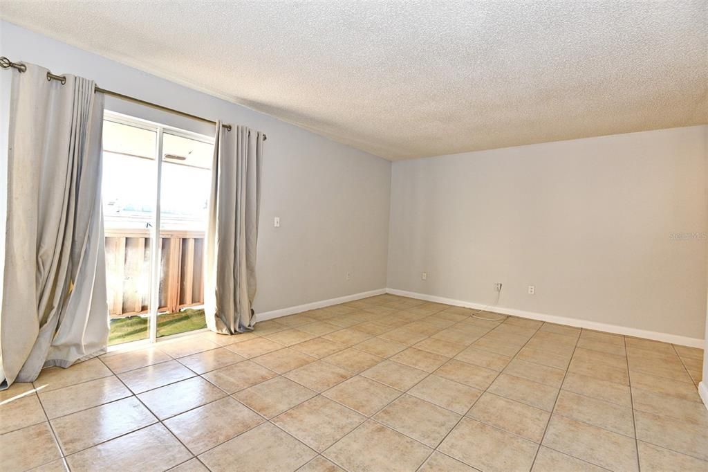 出租: $1,295 (2 贝兹, 1 浴室, 909 平方英尺)