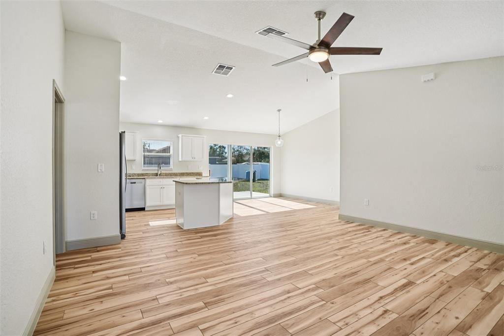 For Sale: $294,900 (4 beds, 2 baths, 1473 Square Feet)