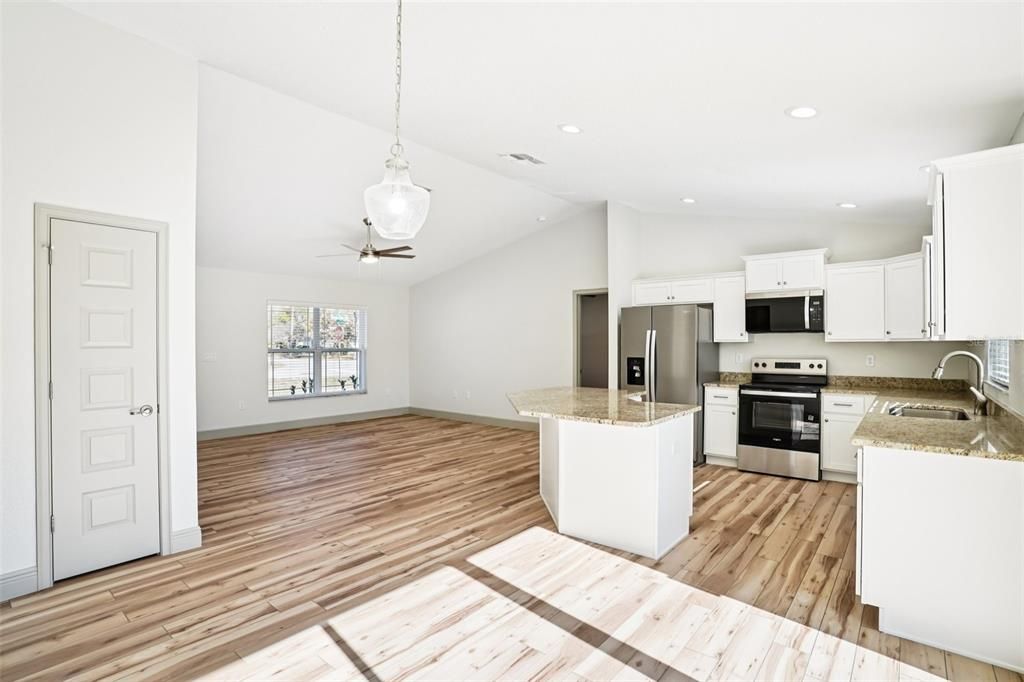 For Sale: $294,900 (4 beds, 2 baths, 1473 Square Feet)