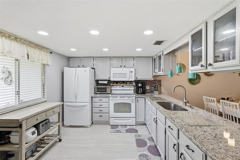 For Sale: $245,000 (2 beds, 2 baths, 1030 Square Feet)