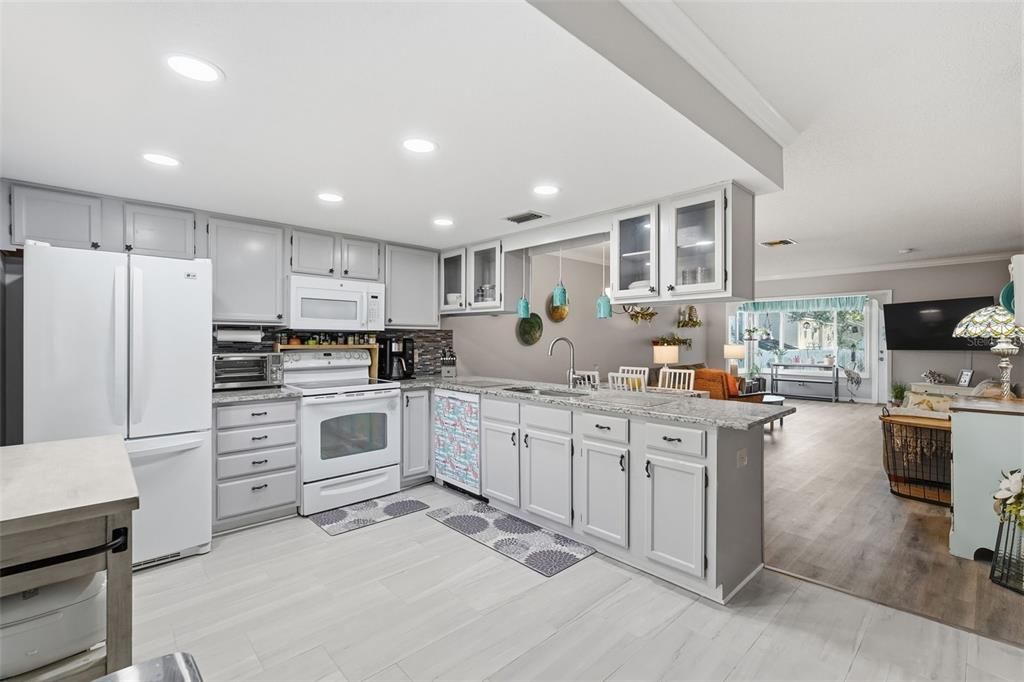 For Sale: $245,000 (2 beds, 2 baths, 1030 Square Feet)