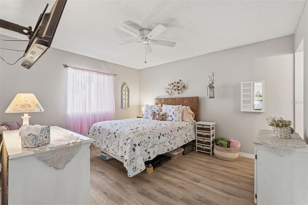 For Sale: $245,000 (2 beds, 2 baths, 1030 Square Feet)