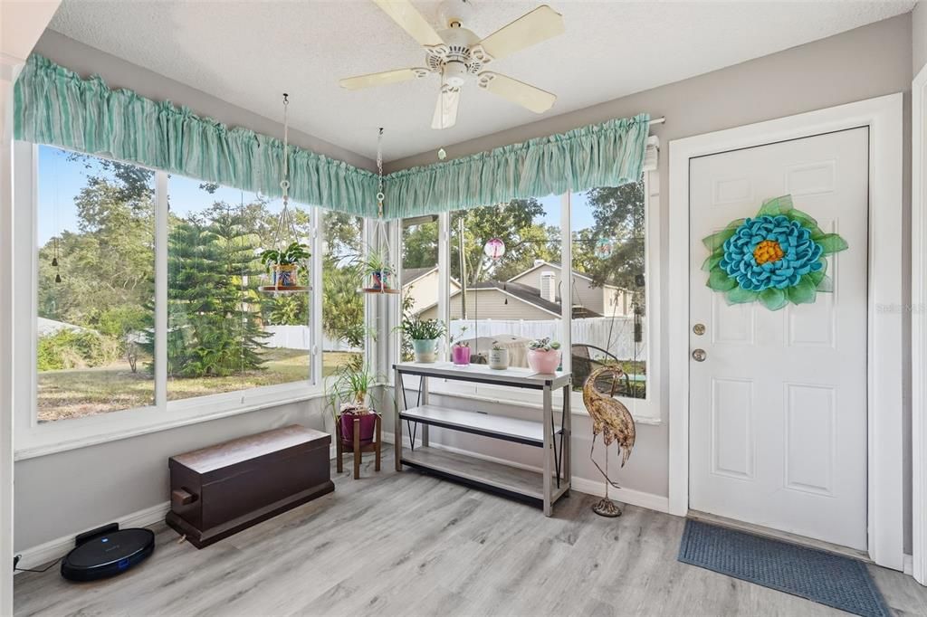 For Sale: $245,000 (2 beds, 2 baths, 1030 Square Feet)