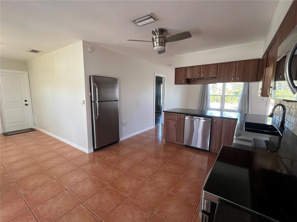 В аренду: $1,850 (3 спален, 2 ванн, 1272 Квадратных фут)