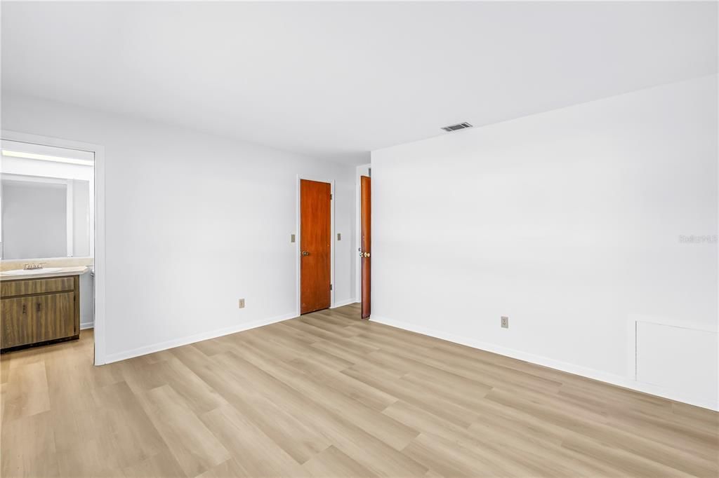 На продажу: $359,000 (2 спален, 2 ванн, 1242 Квадратных фут)