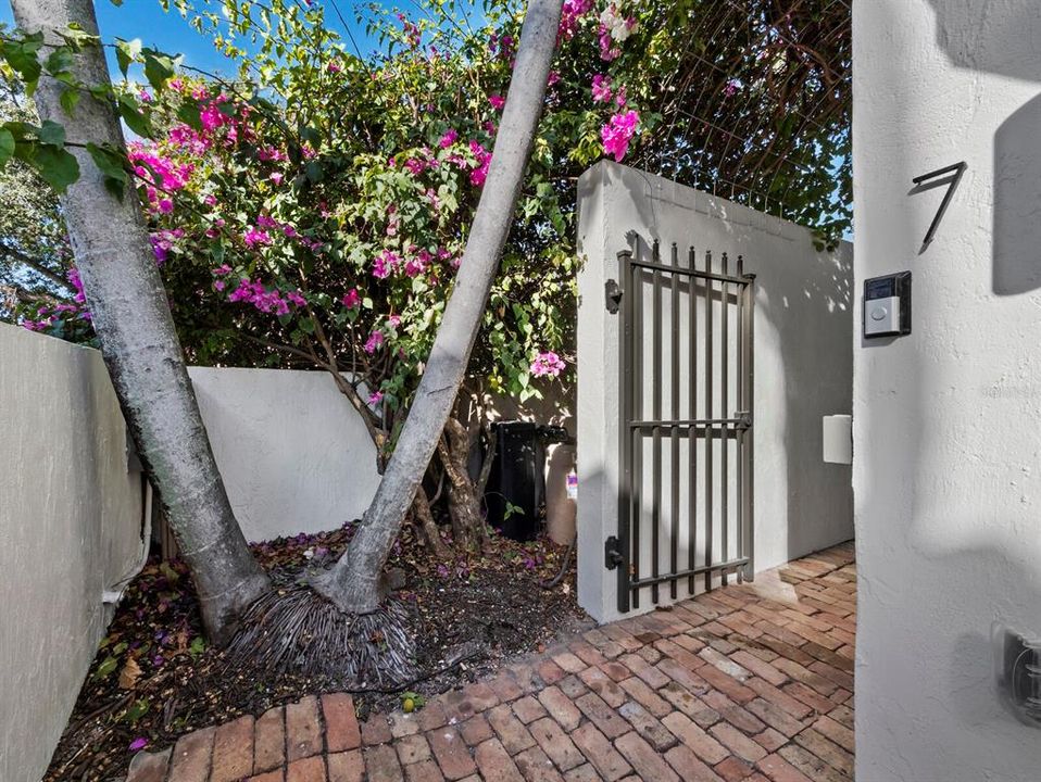 For Sale: $1,150,000 (2 beds, 2 baths, 1721 Square Feet)