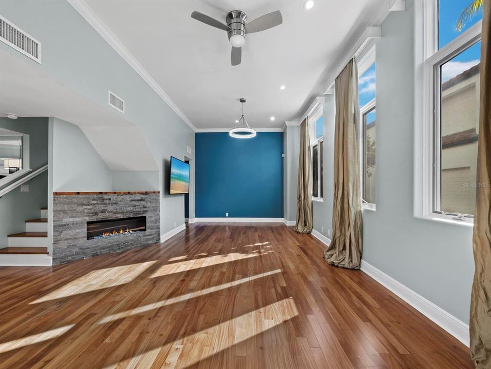 For Sale: $1,150,000 (2 beds, 2 baths, 1721 Square Feet)