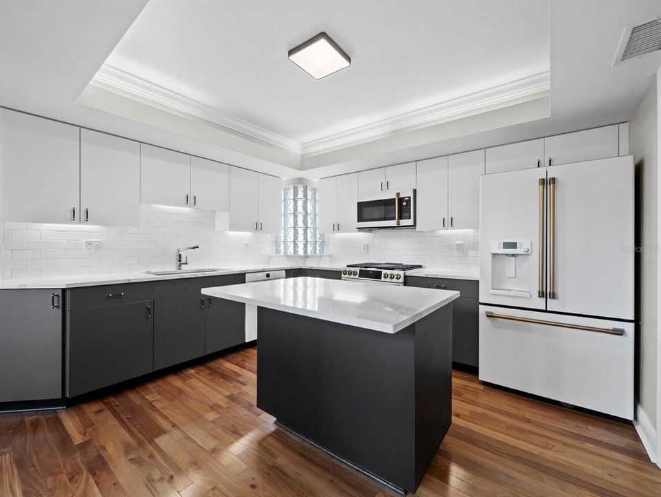 For Sale: $1,150,000 (2 beds, 2 baths, 1721 Square Feet)