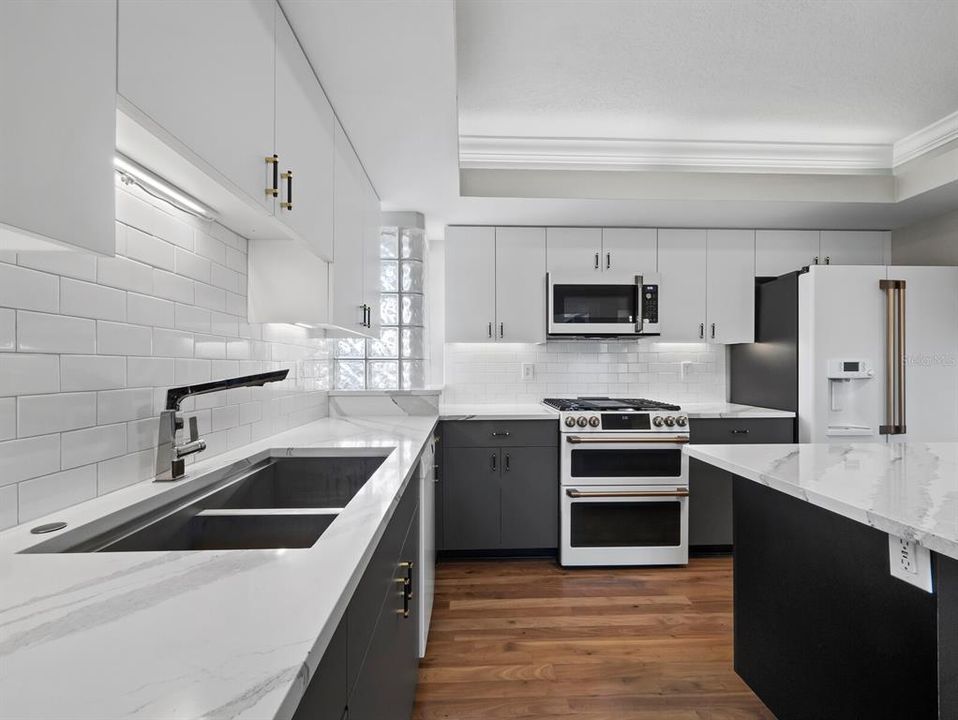 For Sale: $1,150,000 (2 beds, 2 baths, 1721 Square Feet)