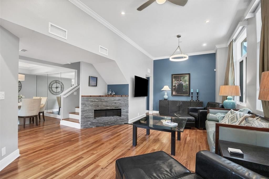 For Sale: $1,150,000 (2 beds, 2 baths, 1721 Square Feet)