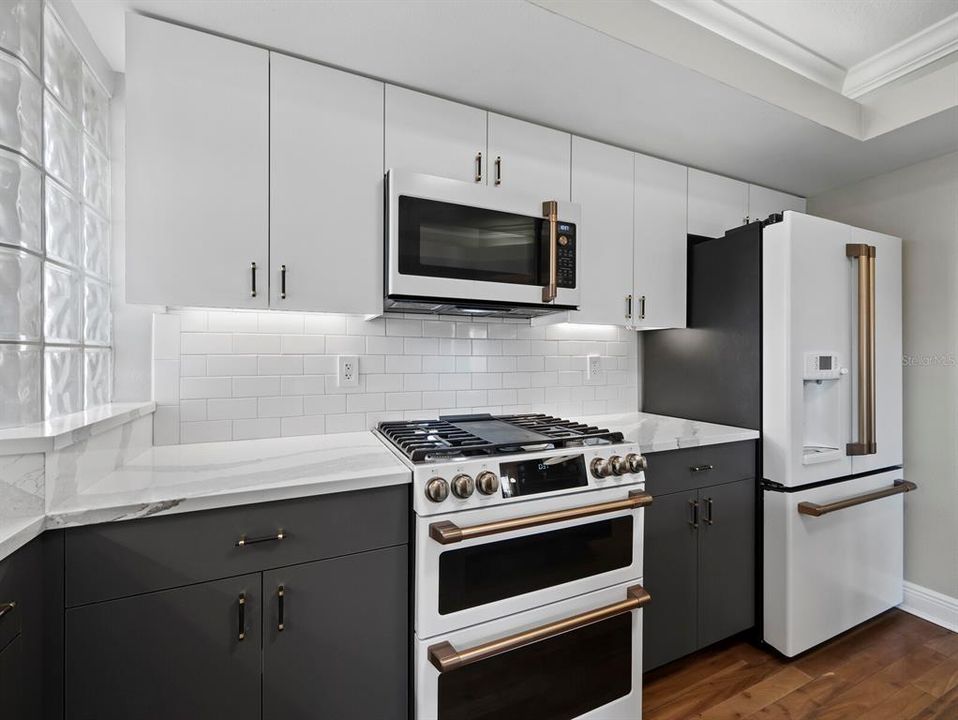 For Sale: $1,150,000 (2 beds, 2 baths, 1721 Square Feet)