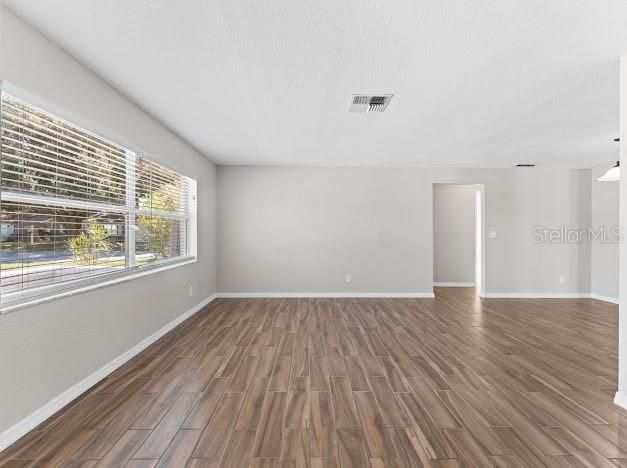 For Sale: $300,000 (3 beds, 2 baths, 1549 Square Feet)