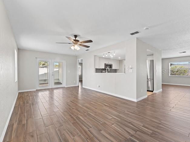 For Sale: $300,000 (3 beds, 2 baths, 1549 Square Feet)