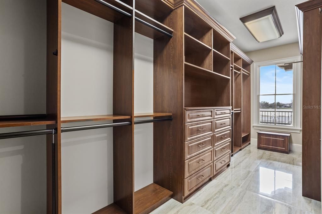 For Sale: $3,250,000 (5 beds, 4 baths, 5713 Square Feet)