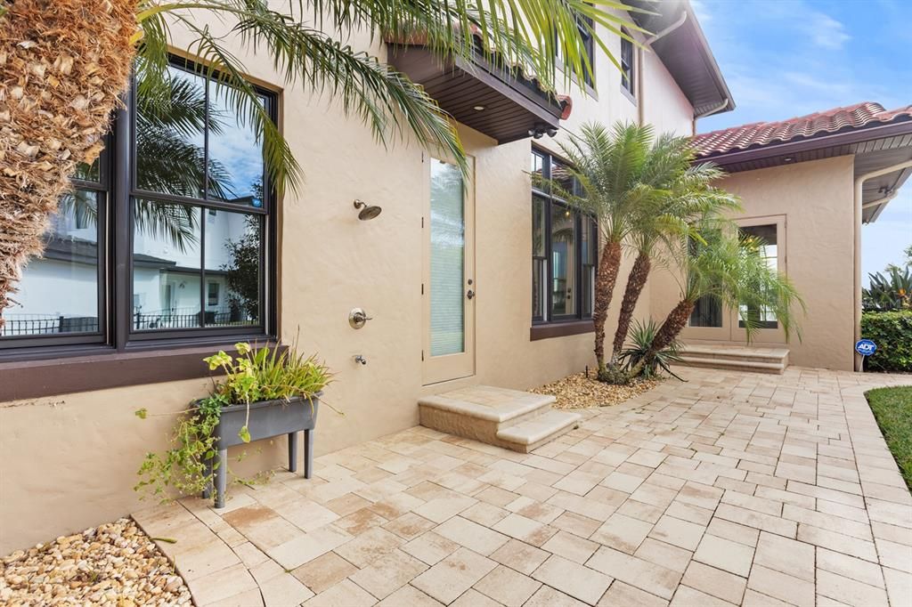 For Sale: $3,250,000 (5 beds, 4 baths, 5713 Square Feet)