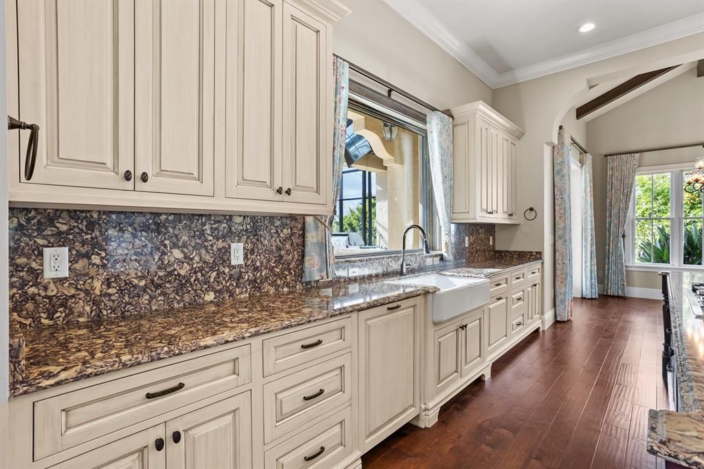 For Sale: $3,250,000 (5 beds, 4 baths, 5713 Square Feet)