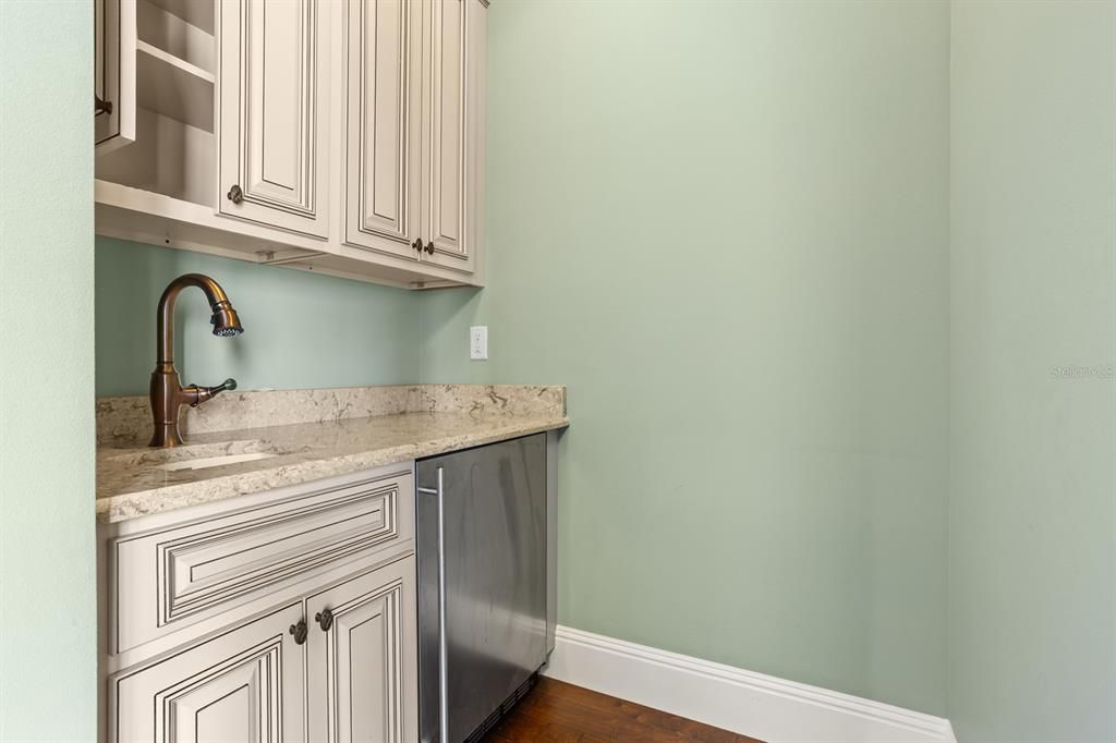 For Sale: $3,250,000 (5 beds, 4 baths, 5713 Square Feet)