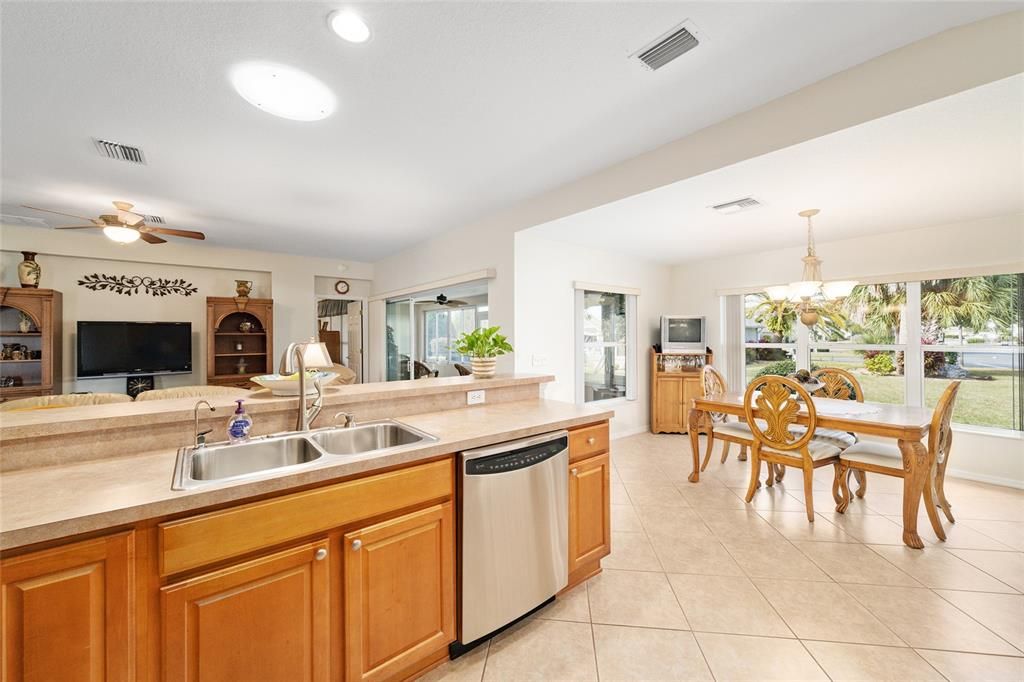 En Venta: $325,000 (2 camas, 2 baños, 1575 Pies cuadrados)