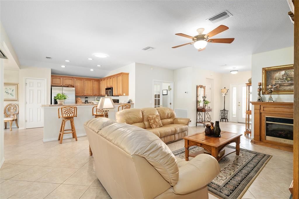 En Venta: $325,000 (2 camas, 2 baños, 1575 Pies cuadrados)