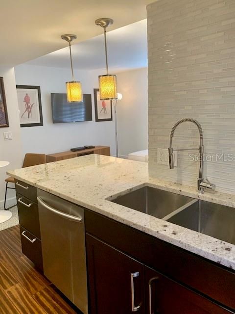 出租: $2,200 (1 贝兹, 1 浴室, 576 平方英尺)